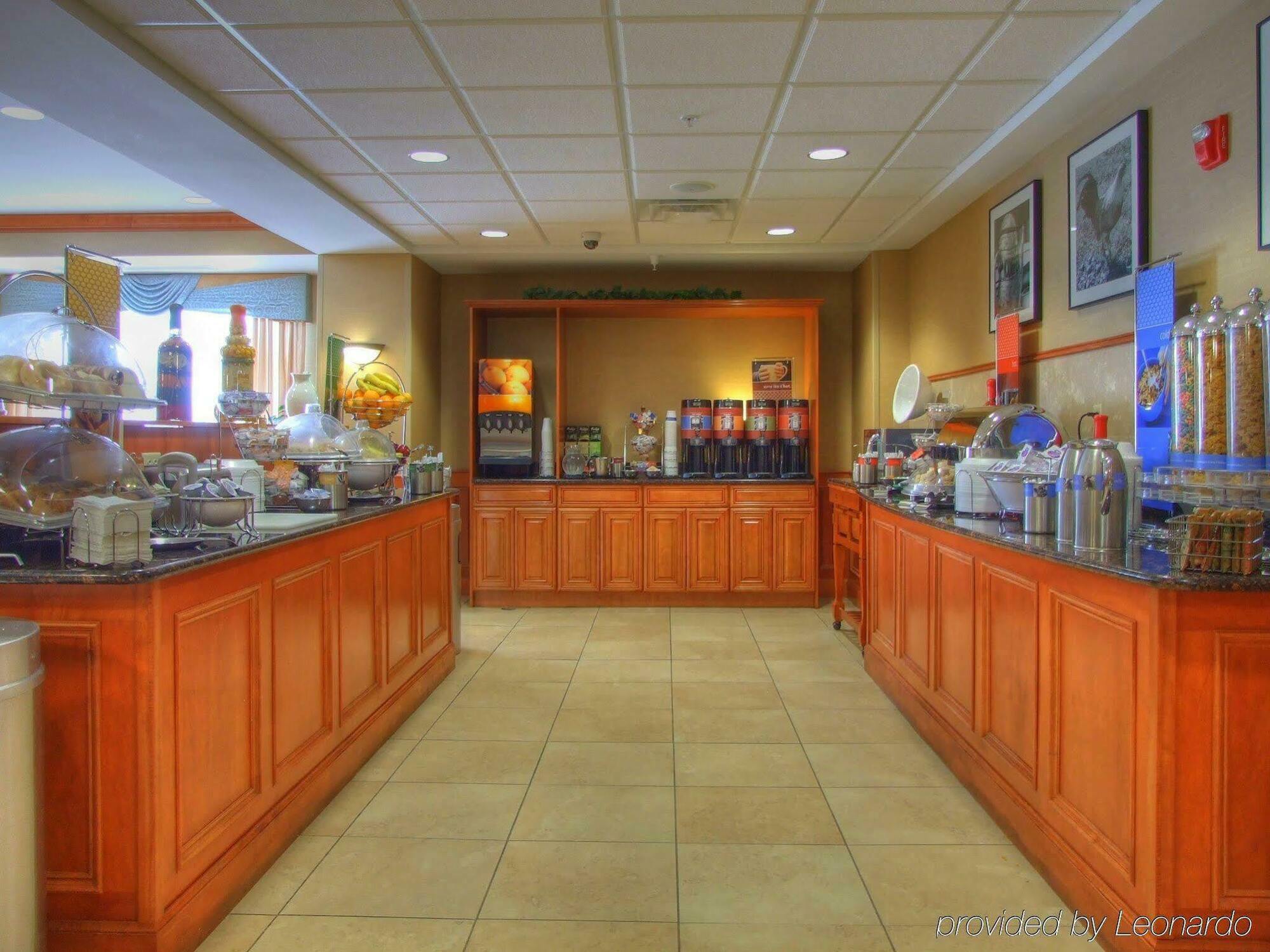 Hampton Inn Commerce/Novi Restoran foto